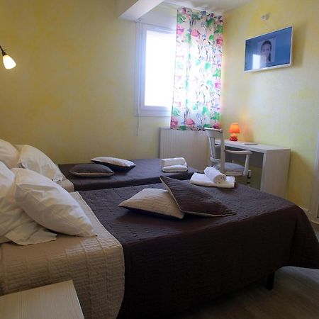 Hotel De La Plage 2 Etoiles Valras-Plage Rum bild